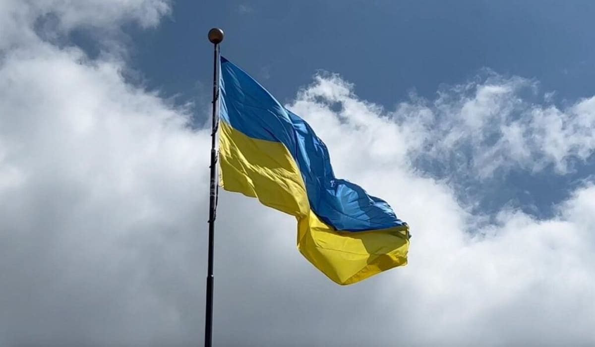 Die ukrainische Flagge weht gegen den Himmel