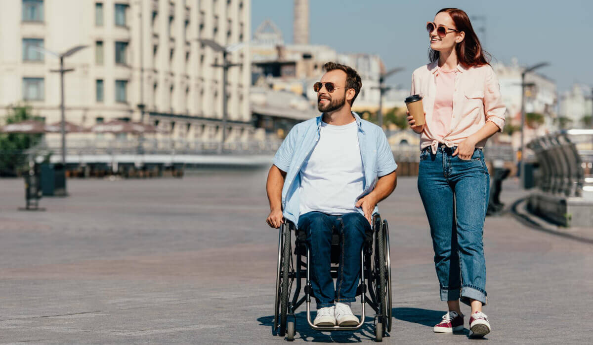 Behinderter ukrainischer Flüchtling in Deutschland auf dem Spaziergang