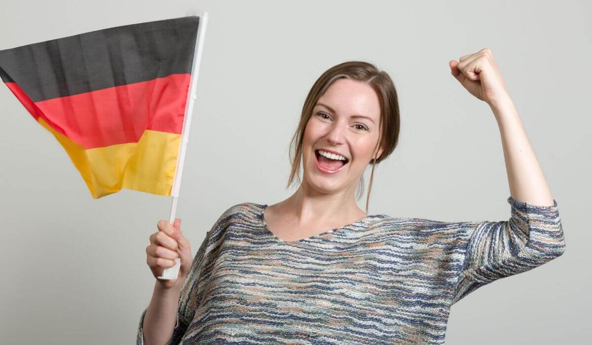 Женщина с немецким флагом, изучающая немецкий язык-RU