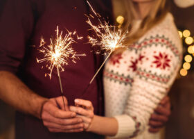 Ehepaar feiert das neue Jahr mit einem Feuerwerk in Deutschland-DE