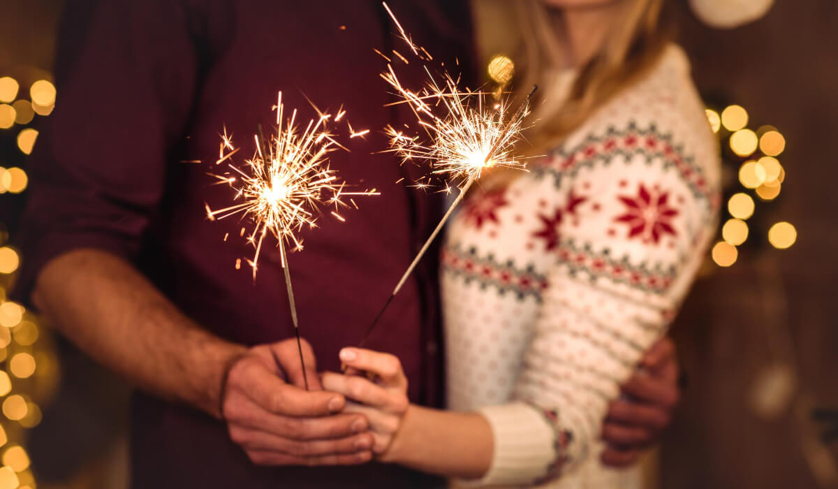 Ehepaar feiert das neue Jahr mit einem Feuerwerk in Deutschland