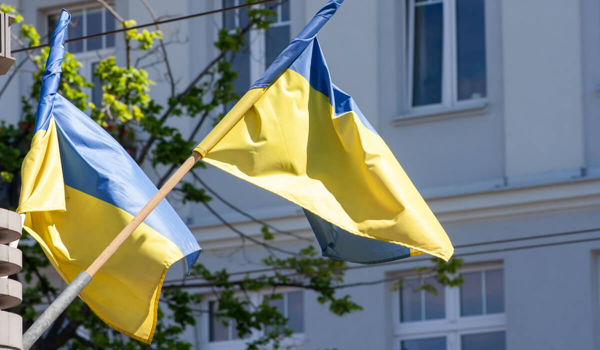 Zwei ukrainische Flaggen wehen auf dem Konsulatsgebäude-DE