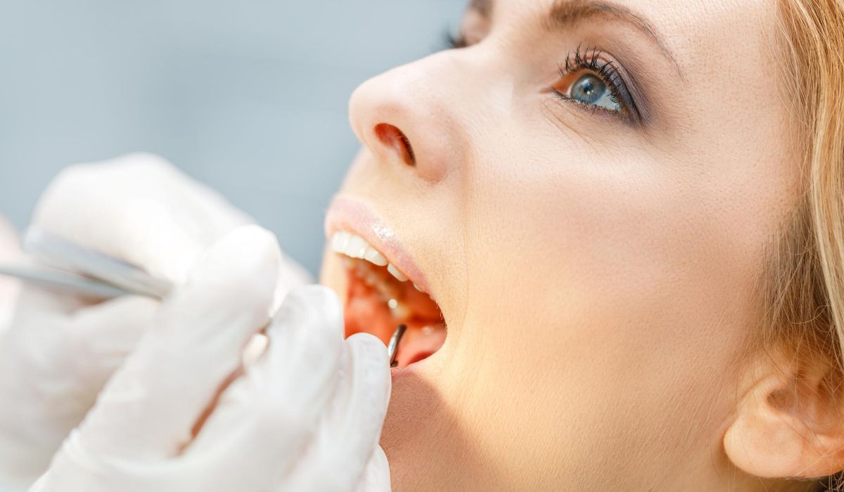 Zahnarzt behandelt Zähne einer Frau aus der Ukraine
