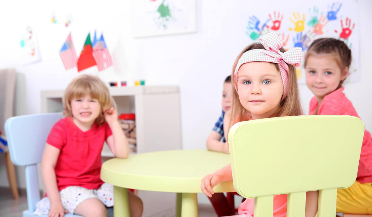 Ukrainische Kinder sitzen in einem Kindergarten in Deutschland-DE