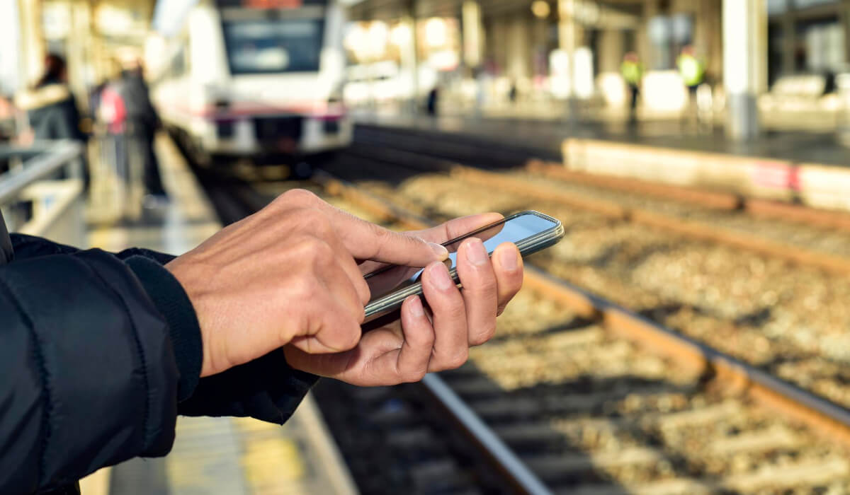 Mann nutzt App für öffentliche Verkehrsmittel auf seinem Handy