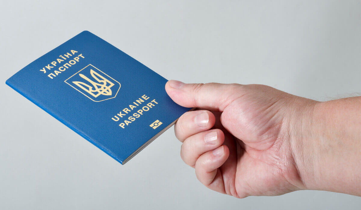 Ukrainischer Reisepass in der Hand