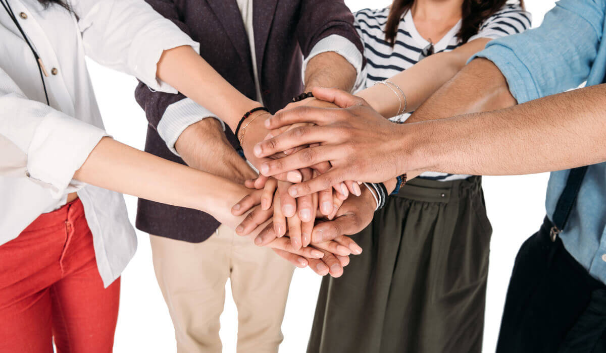 Люди соединяют руки