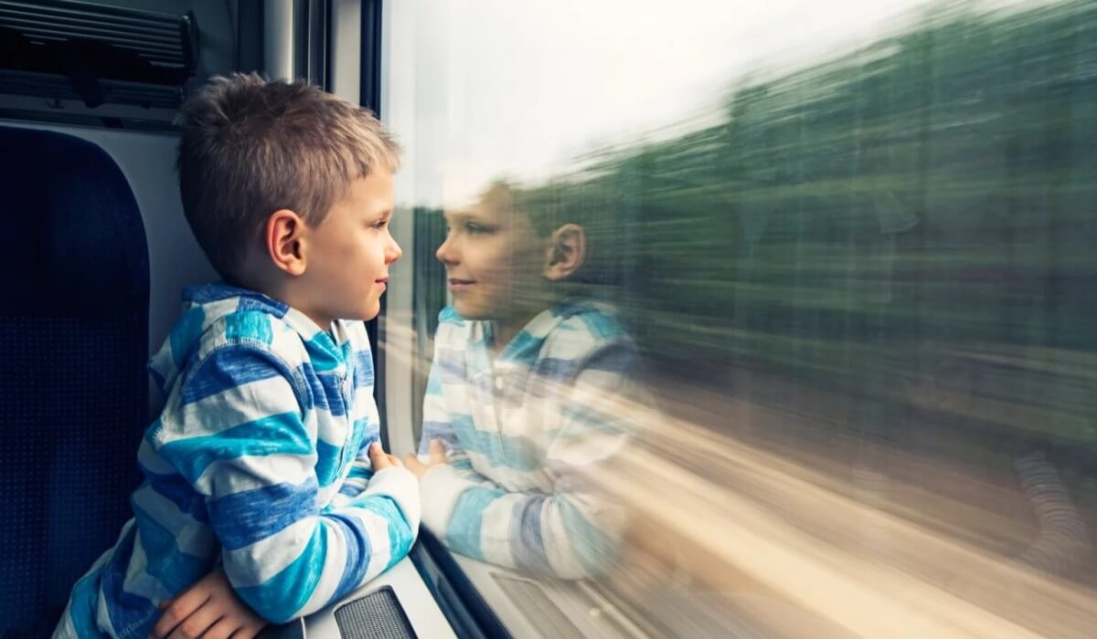Kind, das mit einer Freikarte im Zug reist