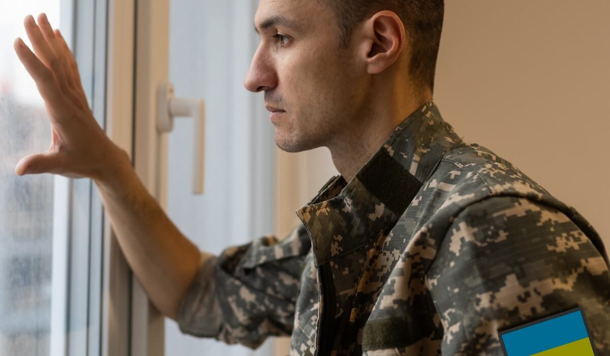 Ukrainischer Wehrdienstleistender schaut aus dem Fenster-DE