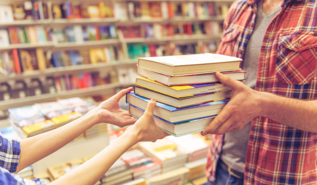 Mann spendet der Bibliothek sechs Bücher in ukrainischer Sprache
