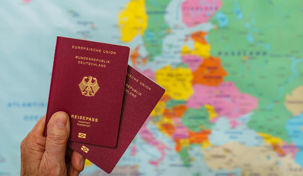 Два німецькі паспорти, отримані після набуття німецького громадянства