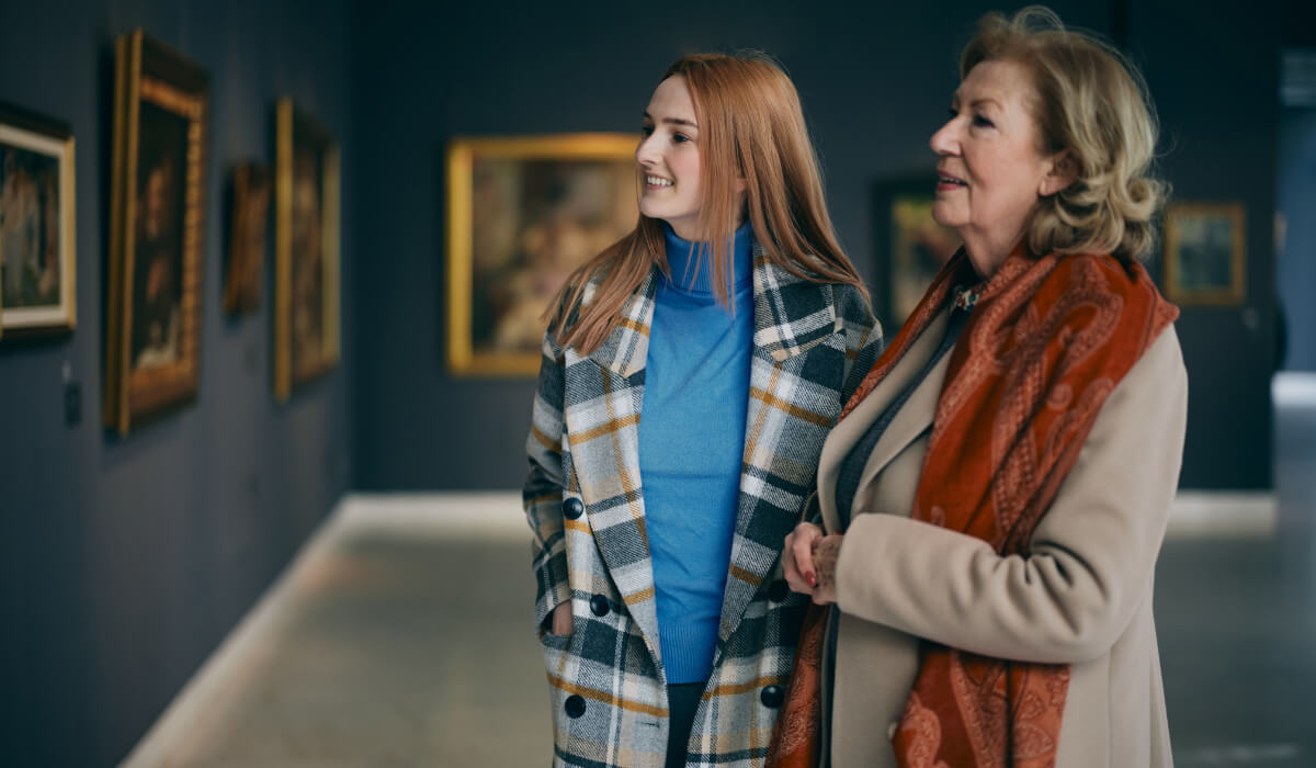 Zwei Frauen besuchen ein Freilichtmuseum in Berlin