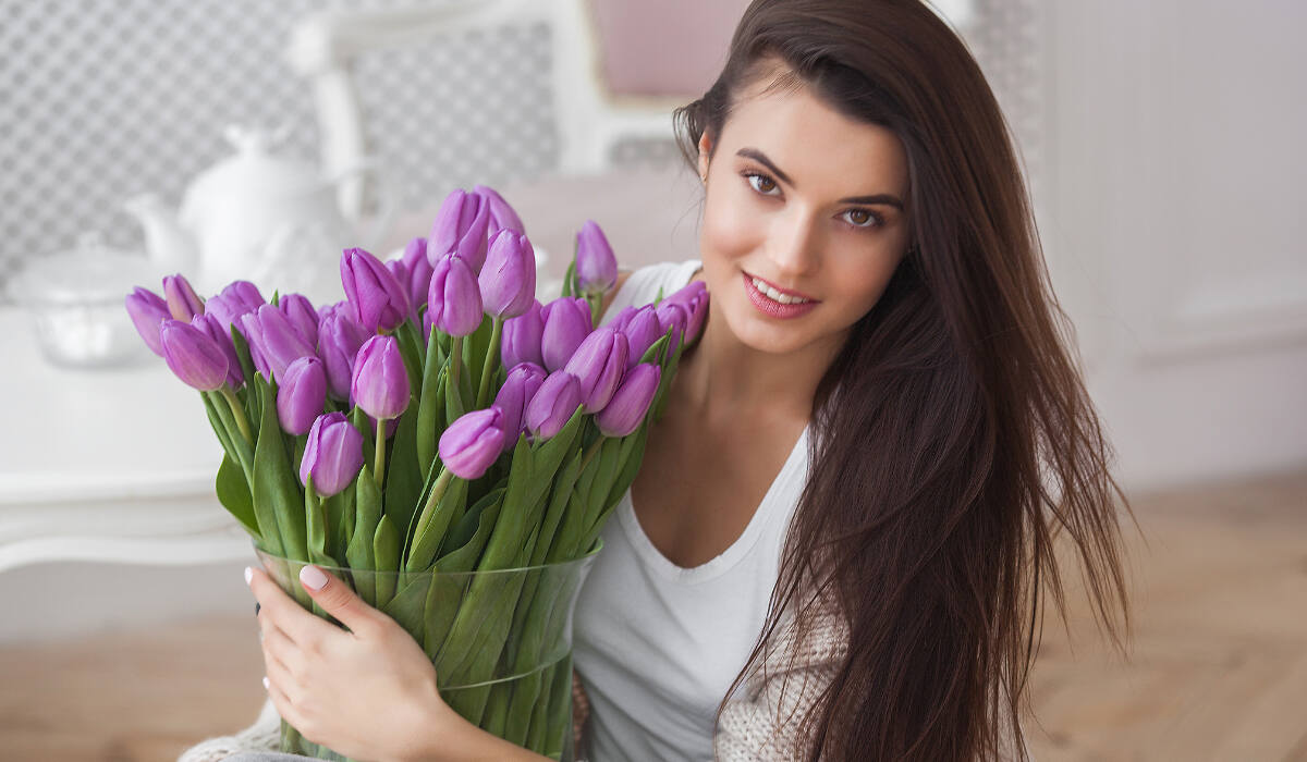 Frau erhält Blumen zum Frauentag am 8. März