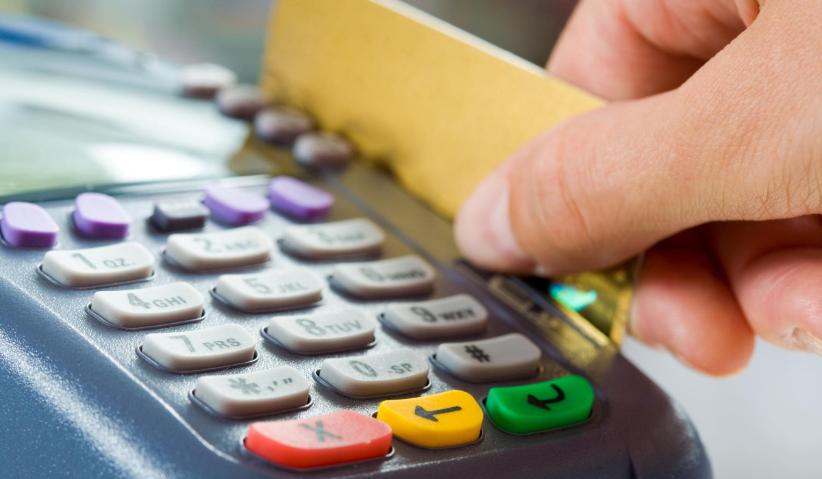 Abheben von Geld an einem Zahlungsterminal mit einer Geldautomatenkarte