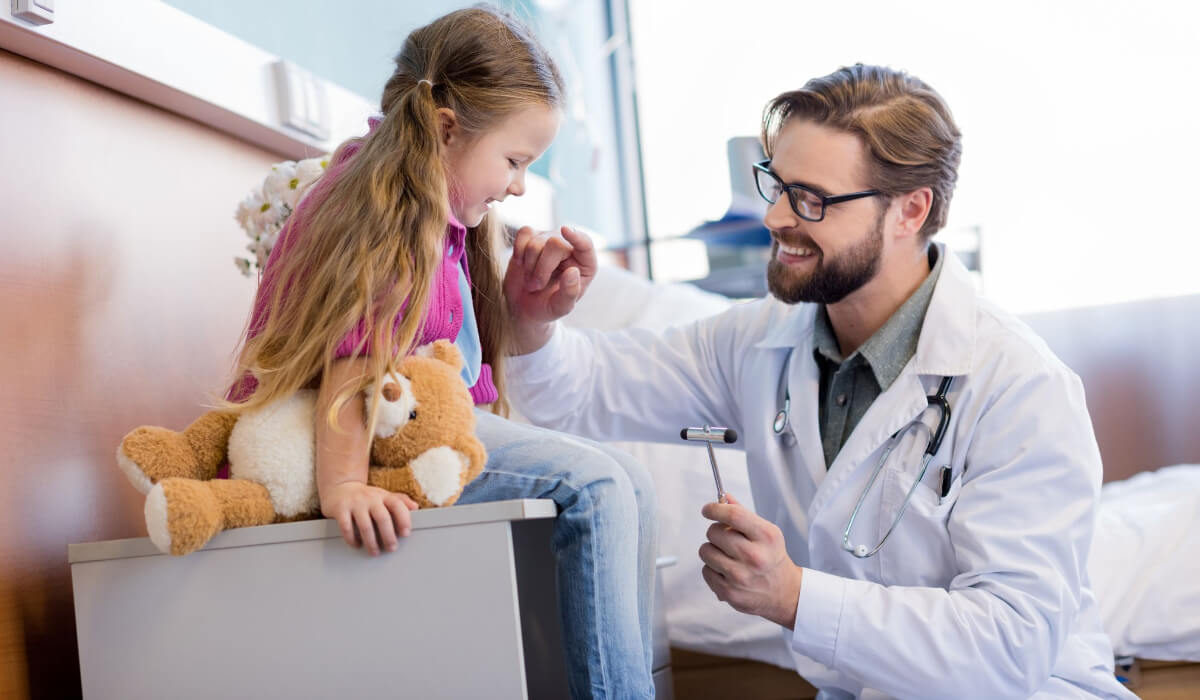 Arzt untersucht Kind vor der Einschulung