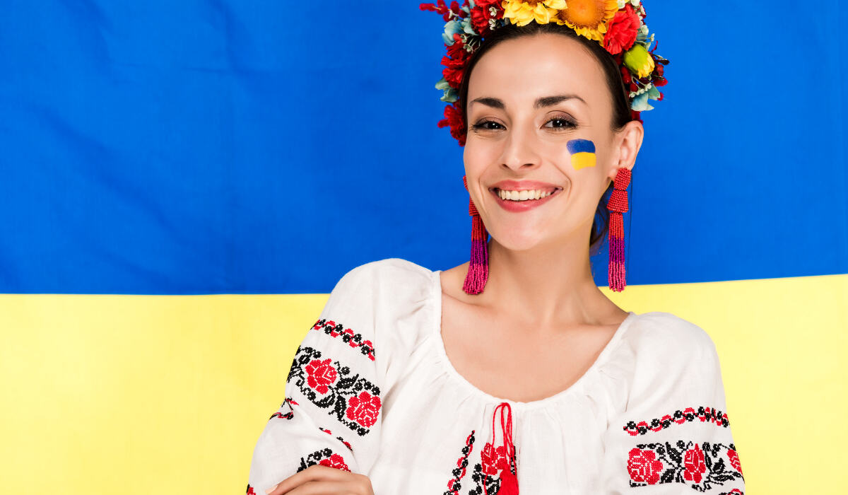 Frau in traditionell bestickter ukrainischer Kleidung
