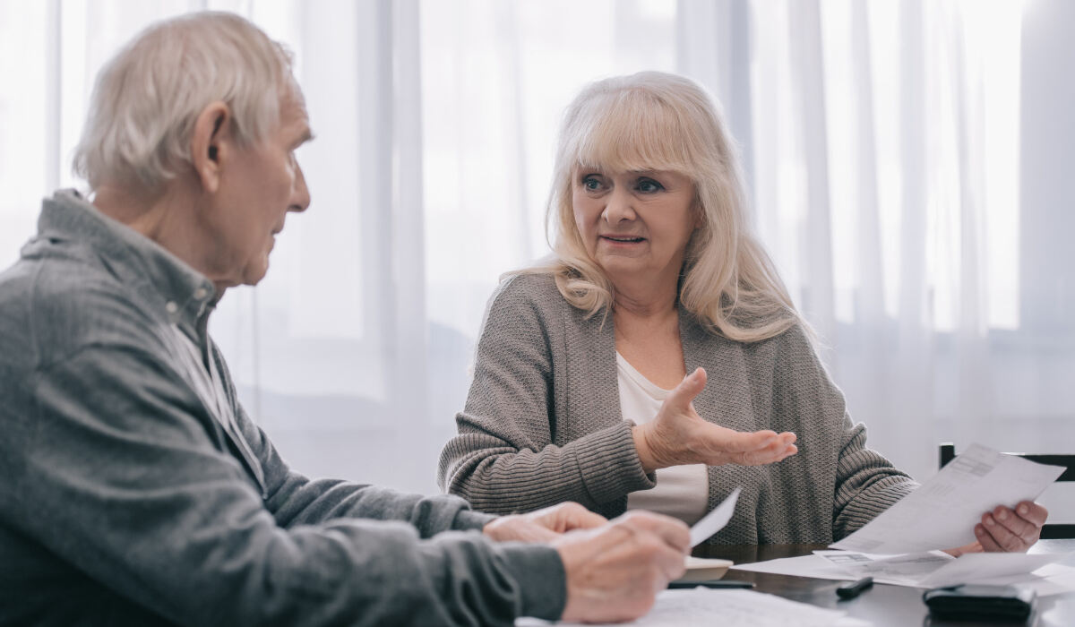 Ehepaar im Ruhestand spricht miteinander über Renten-DE