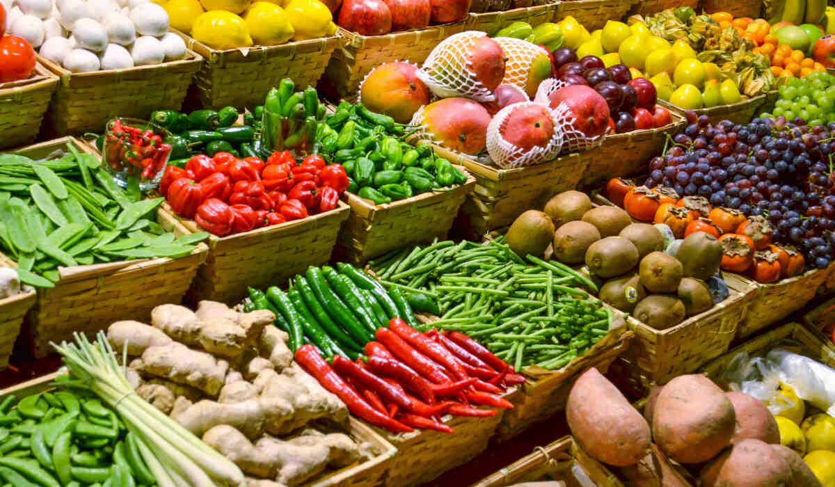 Verschiedene Obst und Gemüsesorten in einem Ständer