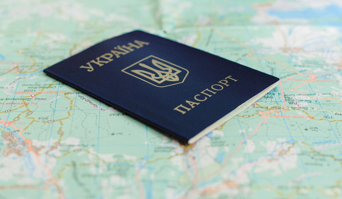 Український паспортний документ лежить на карті