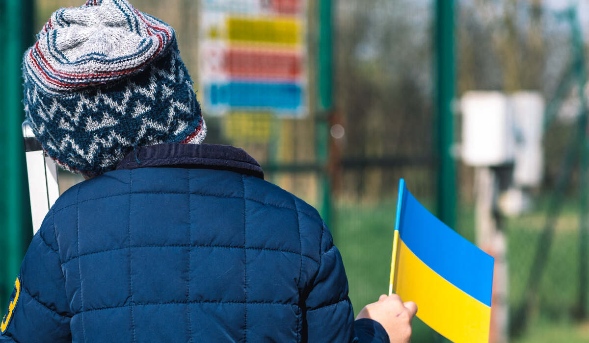 Kind hält ukrainische Flagge