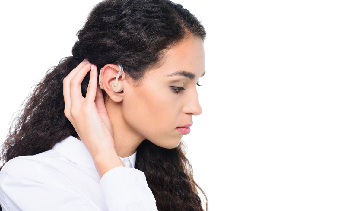 Frau mit Hörgerät