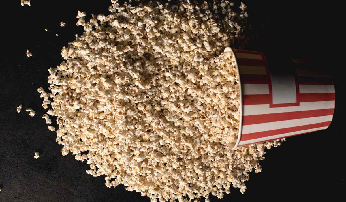 Verstreutes Kino-Popcorn