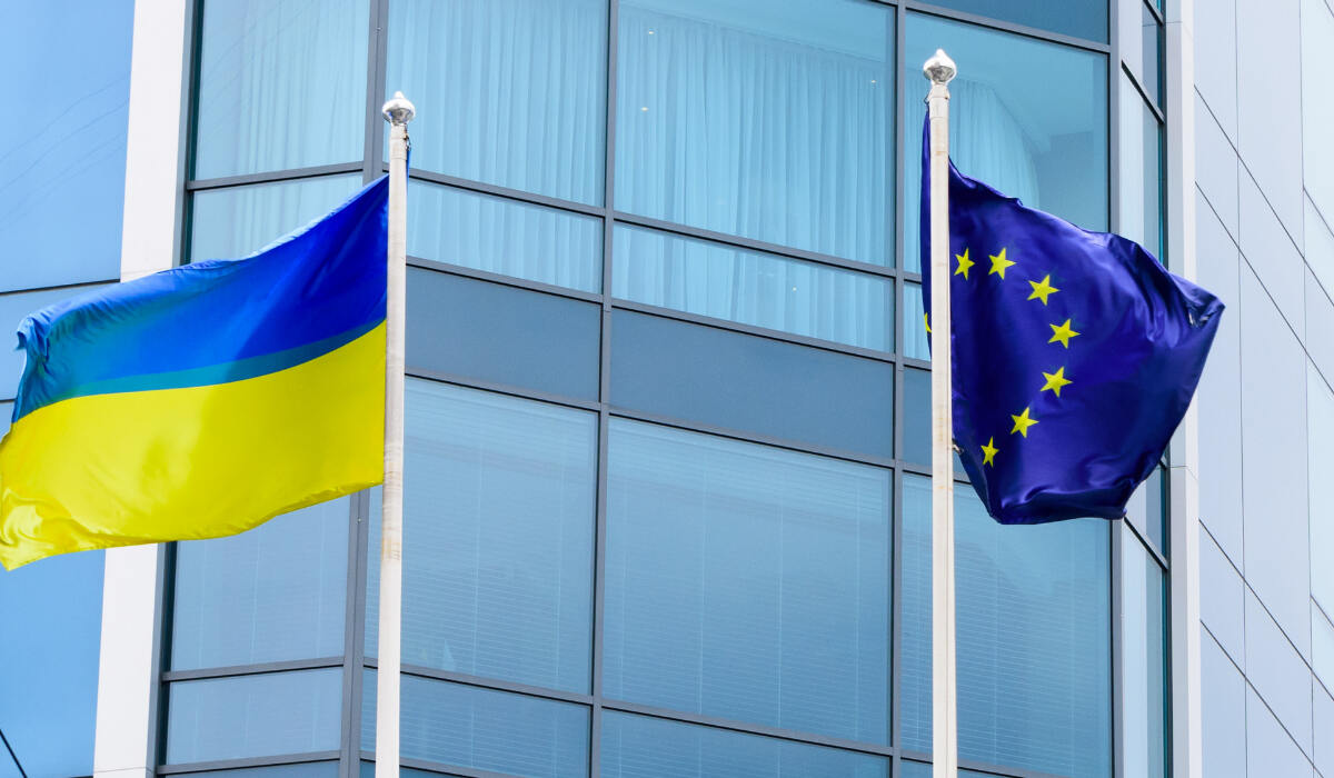 Flaggen der Ukraine und der EU