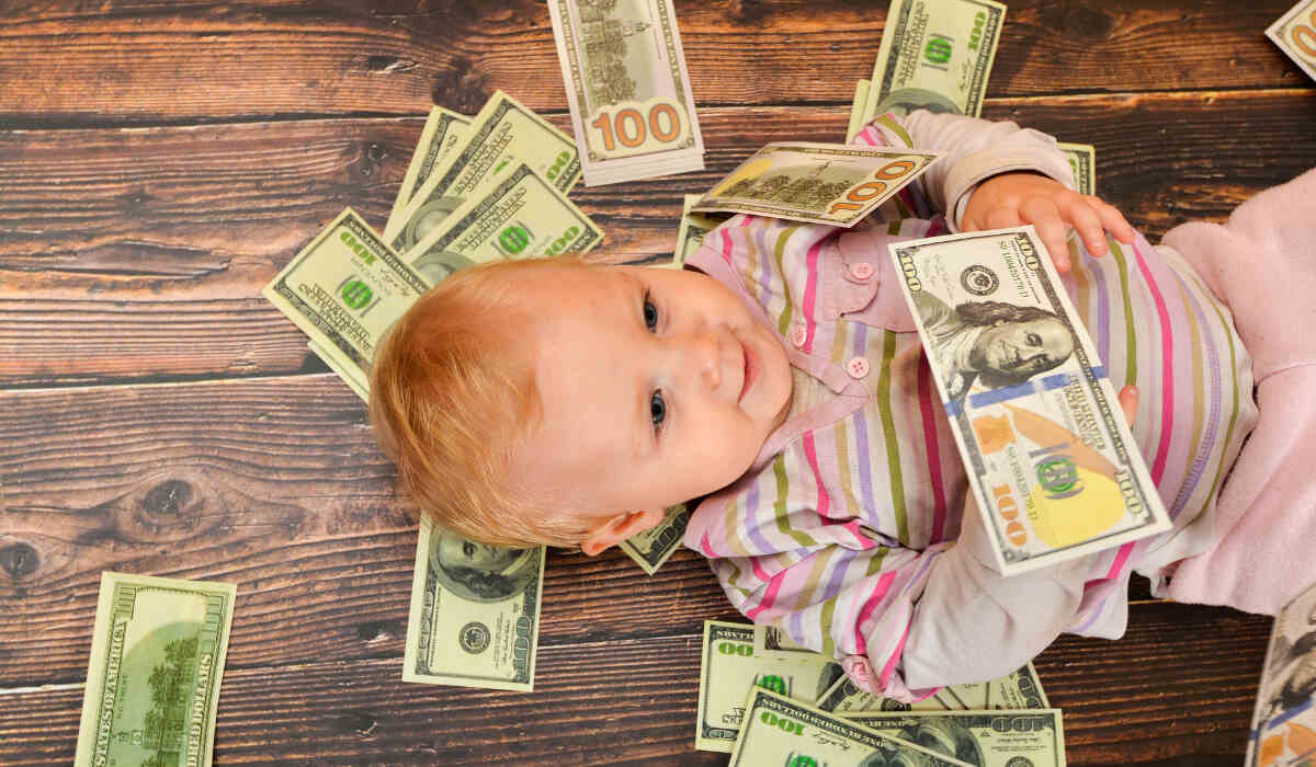 Ребенок с деньгами из Elterngeld. Ru 