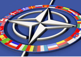 Das Emblem der NATO weist auf einen gemeinsamen Weg zum Frieden hin-DE