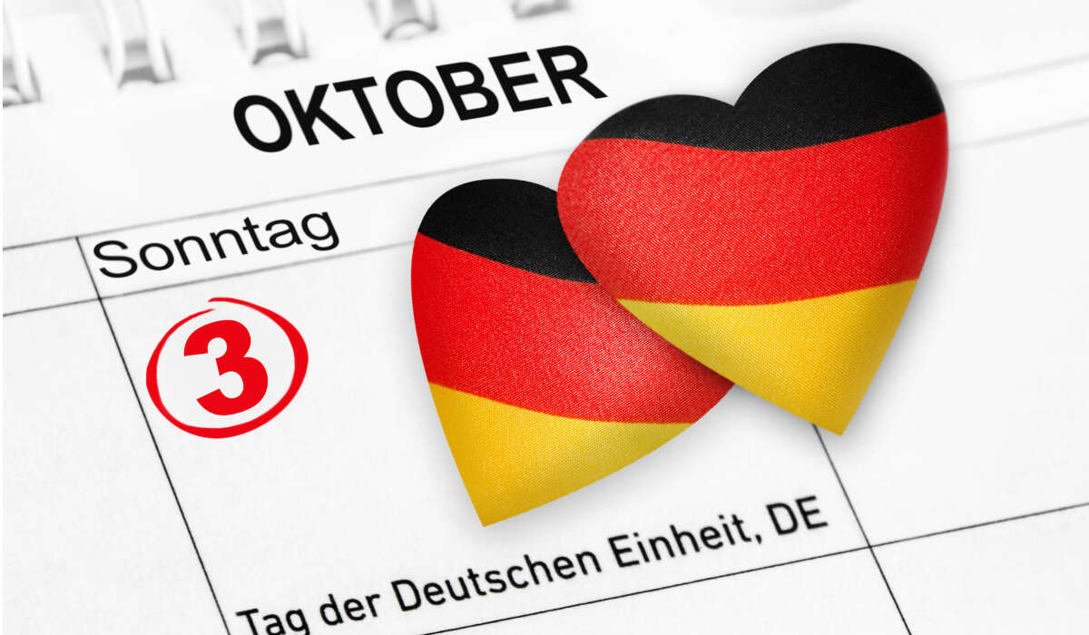Datum 3. Oktober und zwei Herzen in den Farben der deutschen Flagge-DE