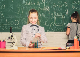 Ein Mädchen bekommt eine Note in einer deutschen Klasse-DE