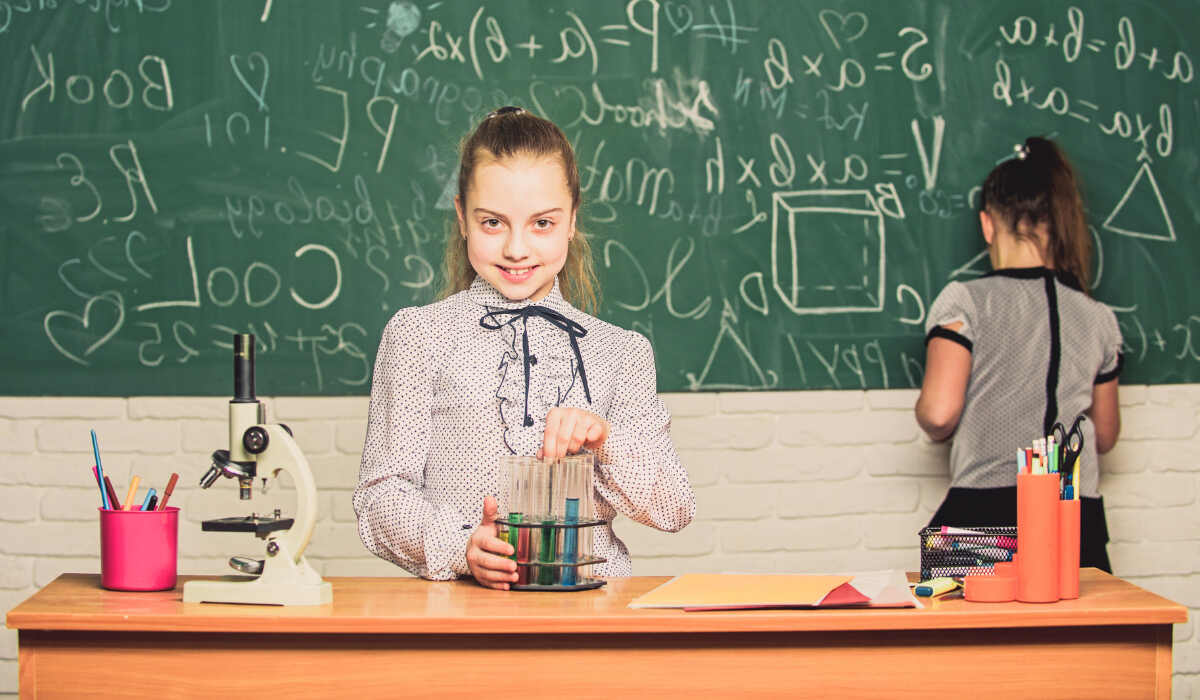 Ein Mädchen bekommt eine Note in einer deutschen Klasse-DE