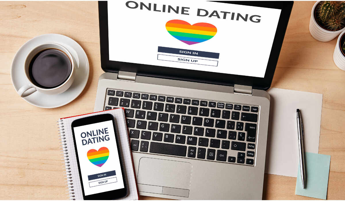 Auf dem Tisch steht ein Laptop mit einer geöffneten Dating-Website-DE