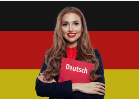 Ein deutscher Lehrer steht vor der deutschen Flagge-DE