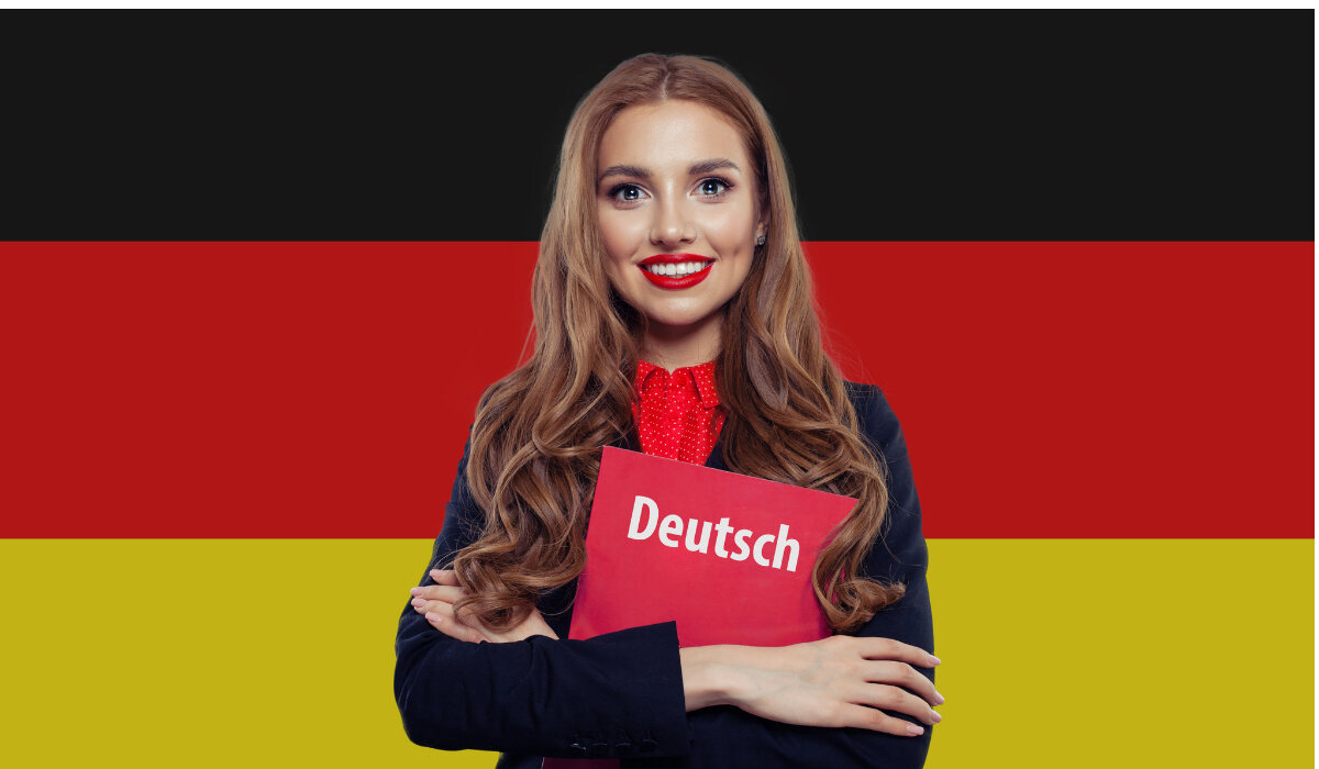 Вчителька німецької мови стоїть на тлі прапора Німеччини-UK