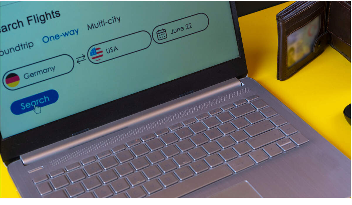 Auf dem Tisch steht ein Laptop, mit dem man in Deutschland einen Online-Einkauf tätigt-DE