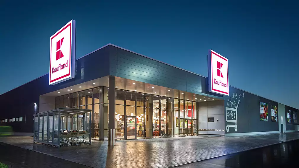 Крупный розничный магазин с заметной вывеской на фасаде.