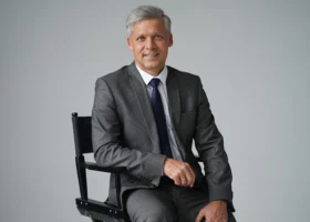 Немецкий адвокат сидит на стуле