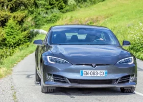 Tesla, in dem dieses Modell als die beste Wahl unter den derzeit erhältlichen Elektroautos bezeichnet wird.