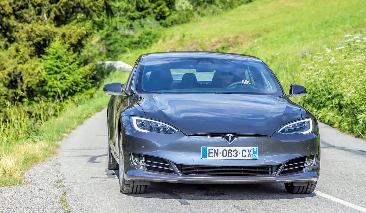 Tesla в котором эта модель названа лучшим выбором среди доступных сегодня электромобилей.