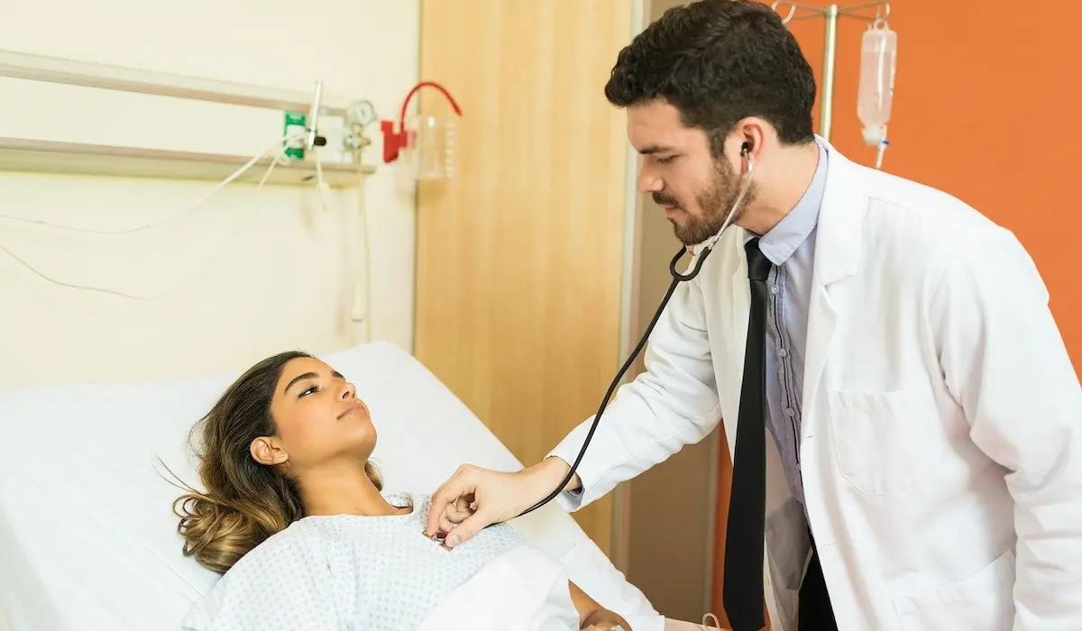 Во время медицинского осмотра врач прослушивает сердце пациента с помощью стетоскопа.